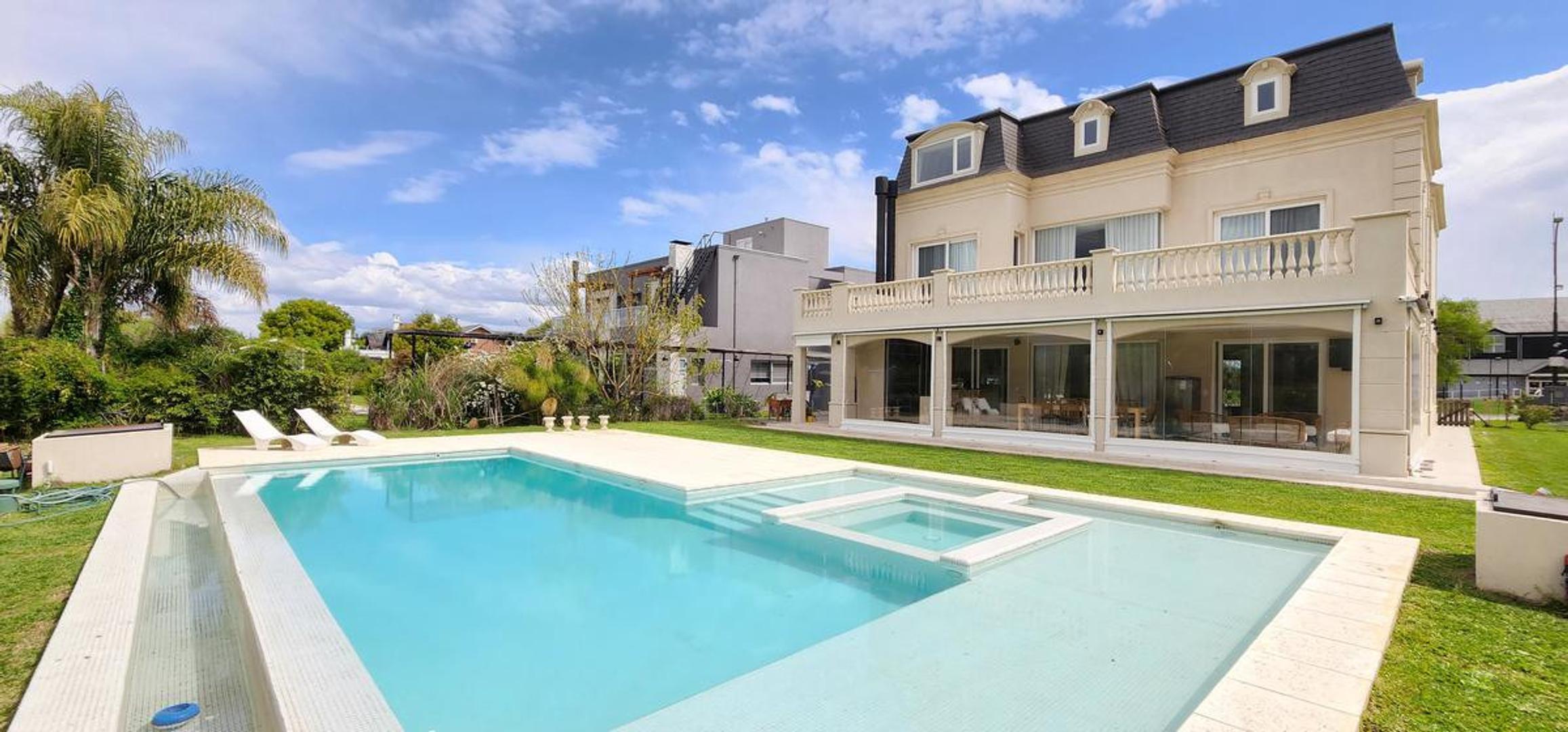 Casa clasica con grandes ventanales de PVC en Club de Campo Hacoaj